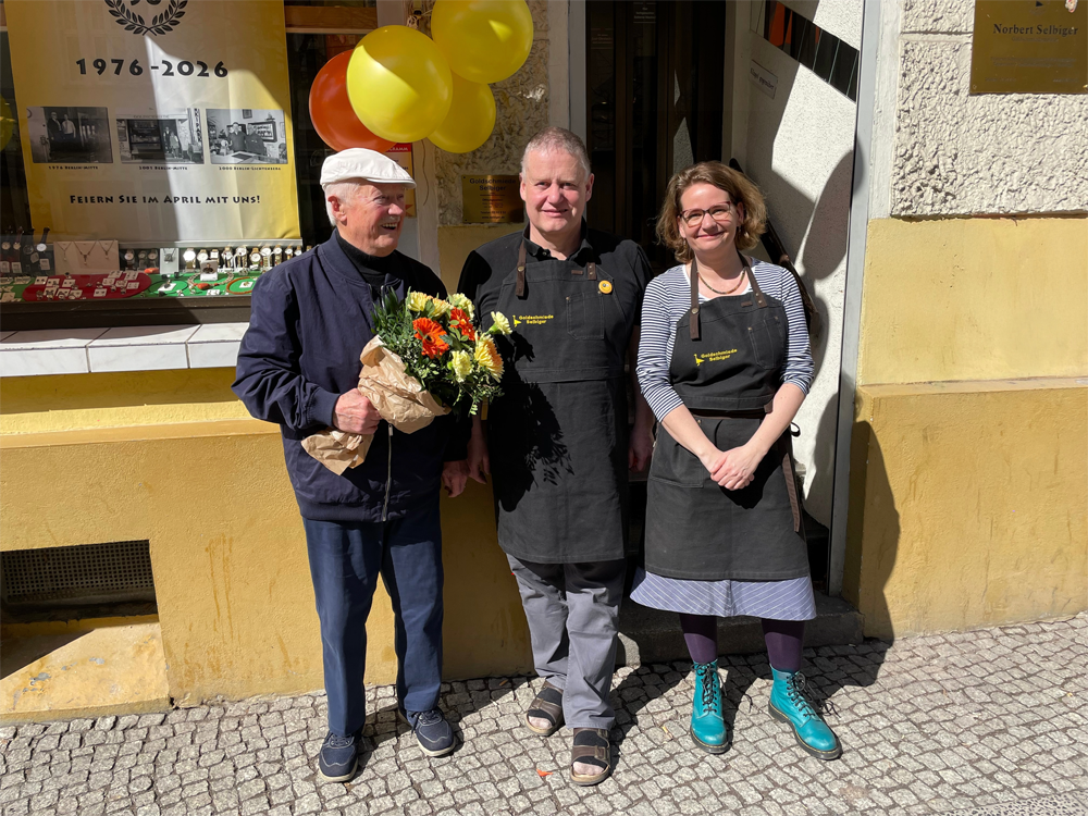 50 Jahre Goldschmiede Selbiger Bild vor dem Ladengeschäft mit Gerhard Selbiger, Norbert Selbiger und Susanne Kschamer