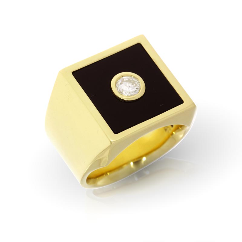 Gents ring in gold with onyx and diamond