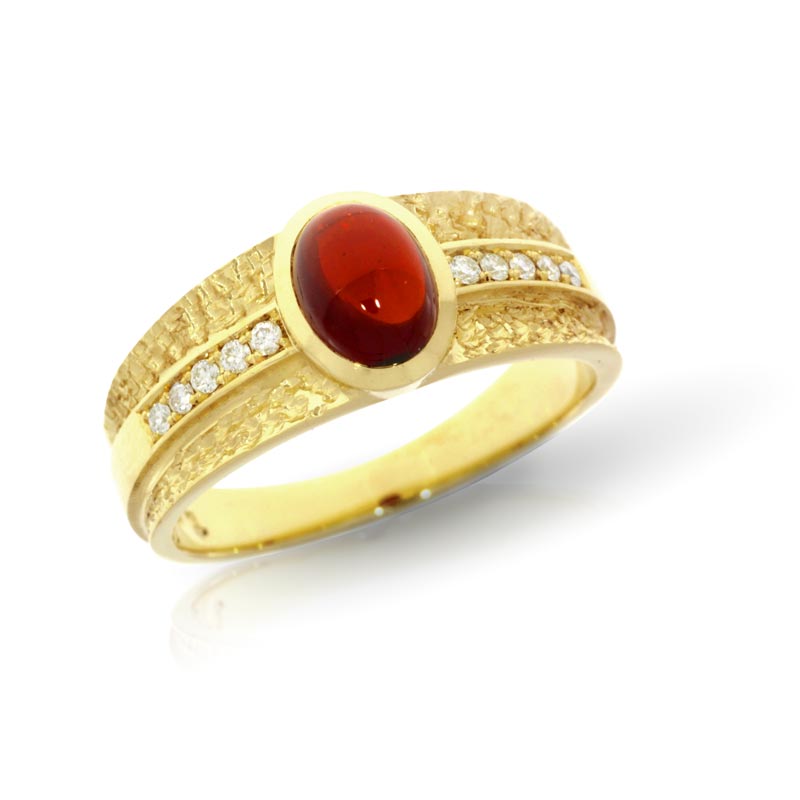 Ring in gold with garnet and diamonds
