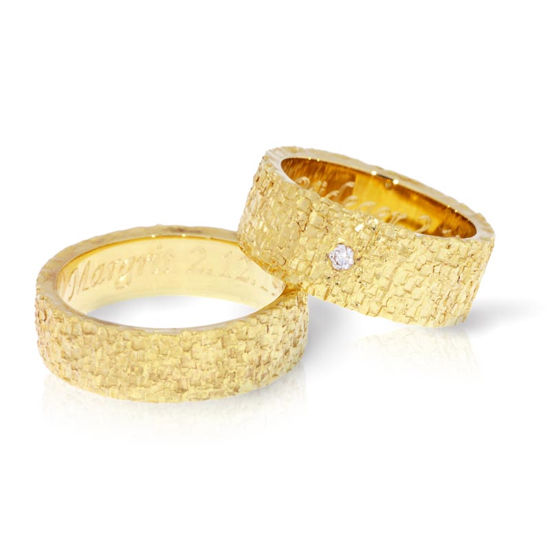 Wedding rings in yellow gold with strong texture