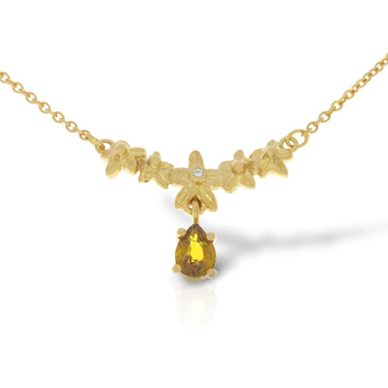 Necklace in gold with grossular and diamond