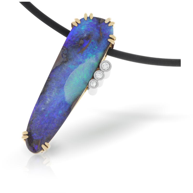Pendant with opal and diamonds
